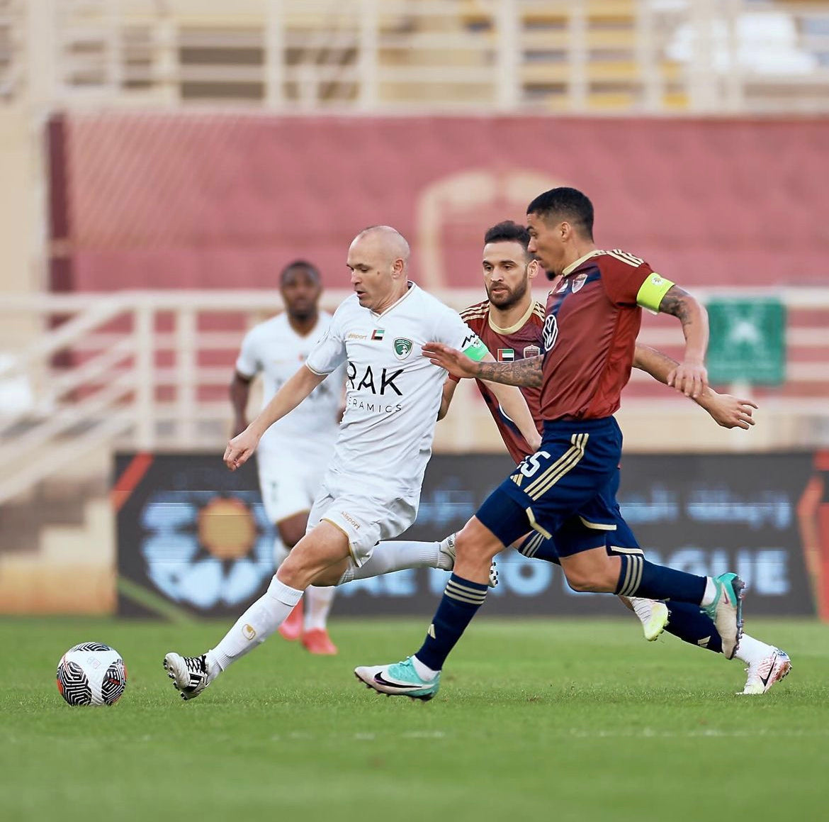 Image of إتقان أساسيات التحكم بالكرة: التقنيات والتدريبات