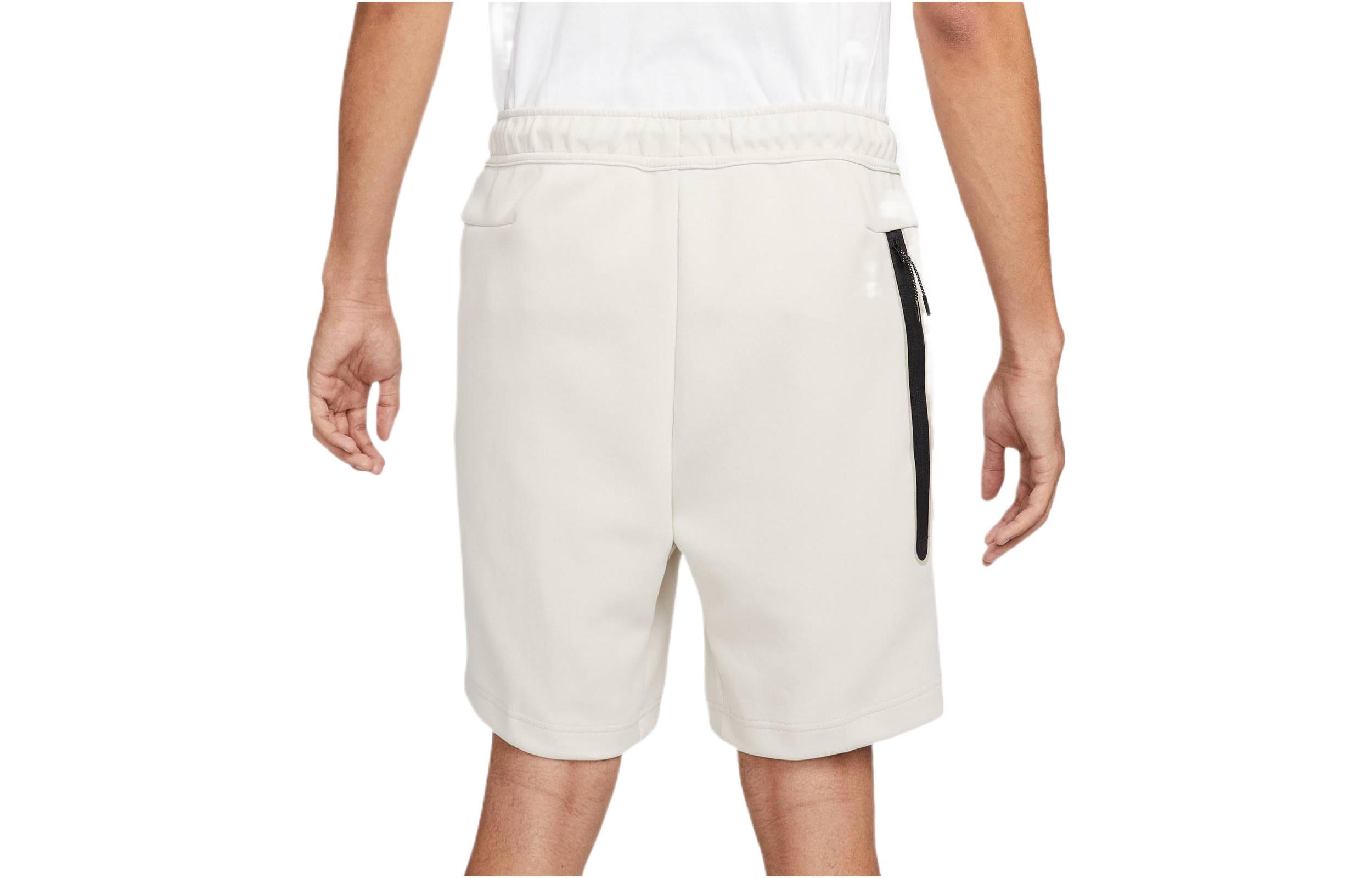 Image of شورت رياضي رجالي من Nike بلون سادة مع سحاب وشعار جانبي، أبيض DV0539-104