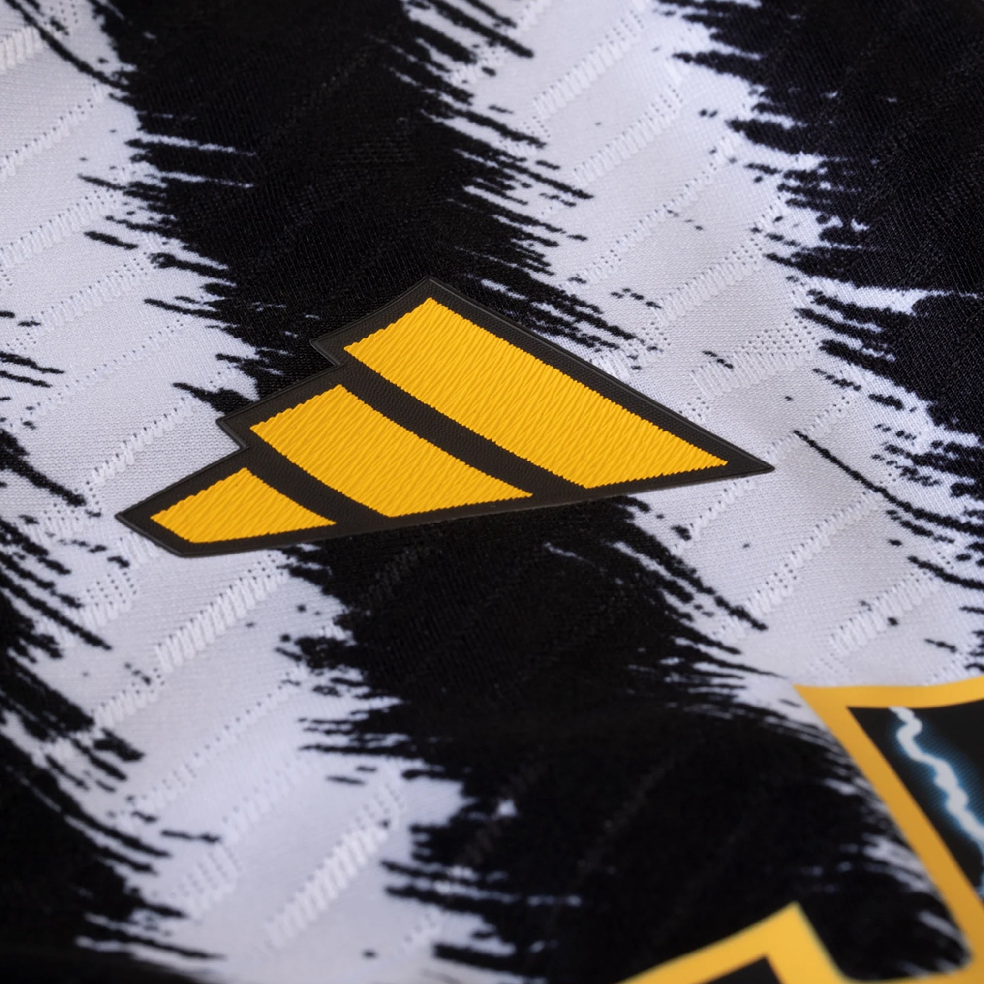 Image of adidas Bonucci Juventus Home Authentic Trikot 23/24 mit Serie A Patch (Schwarz/Weiß
