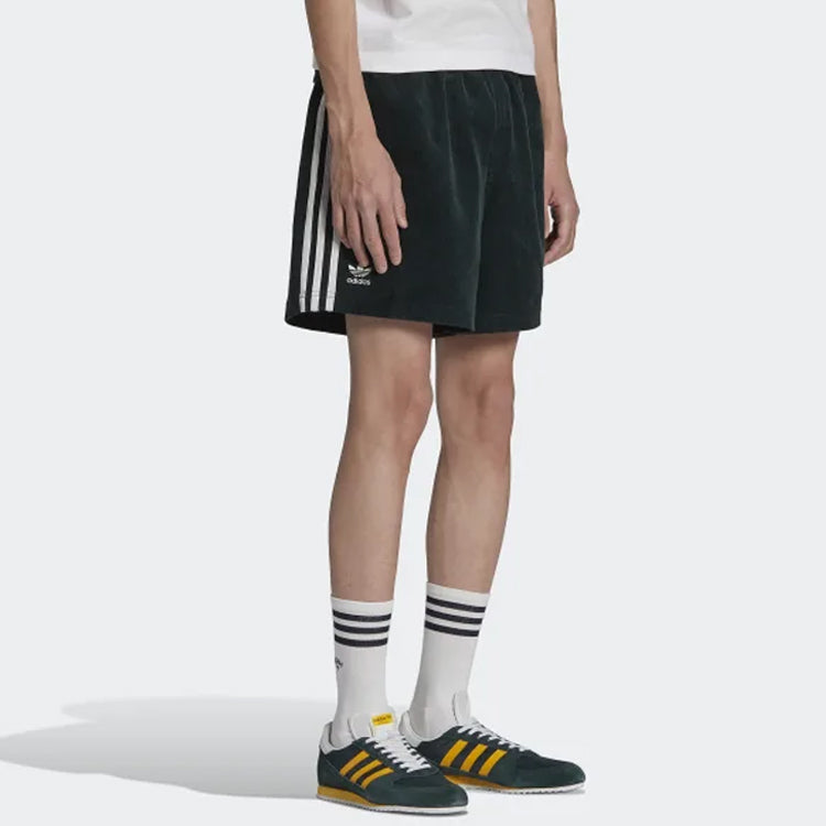 Image of شورت كاجوال من adidas originals x NOAH Crossover Corduroy Side Stripe باللون الأخضر HC430
