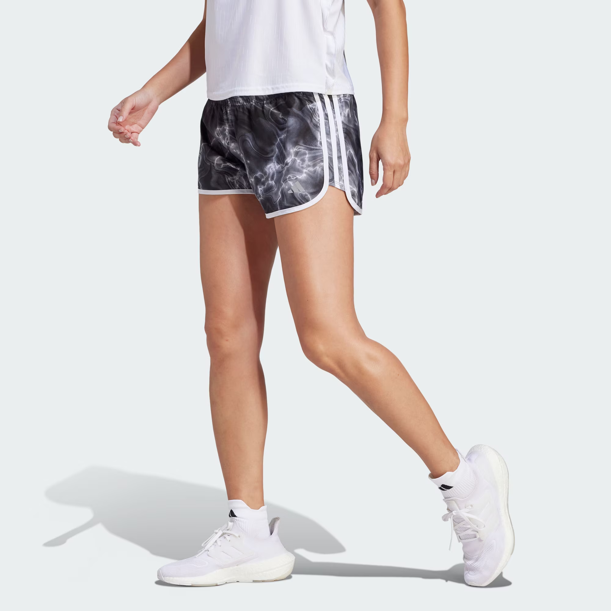 Image of (WMNS) Adidas Marathon 20 Allover Print Shorts 'Weiß Schwarz Grau Sechs' IL1665