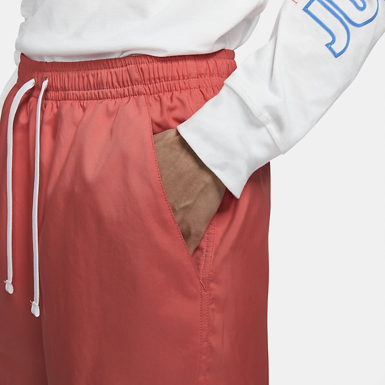 شورت Nike NSW Sportswear المنسوج باللون الوردي السلموني AR2383-814