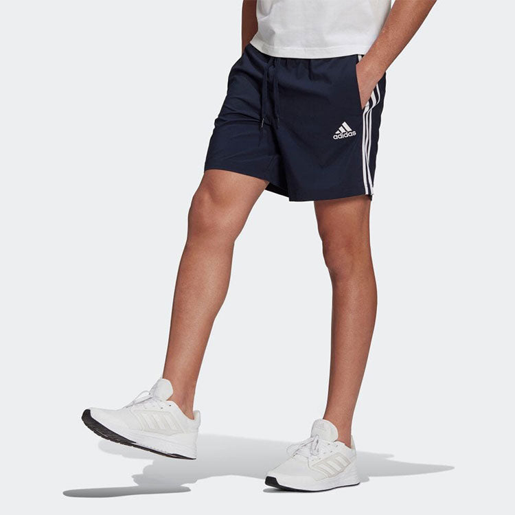 Gerade Sportshorts mit aufgestickten Seitenstreifen für Herren von adidas Aeroready Essentials