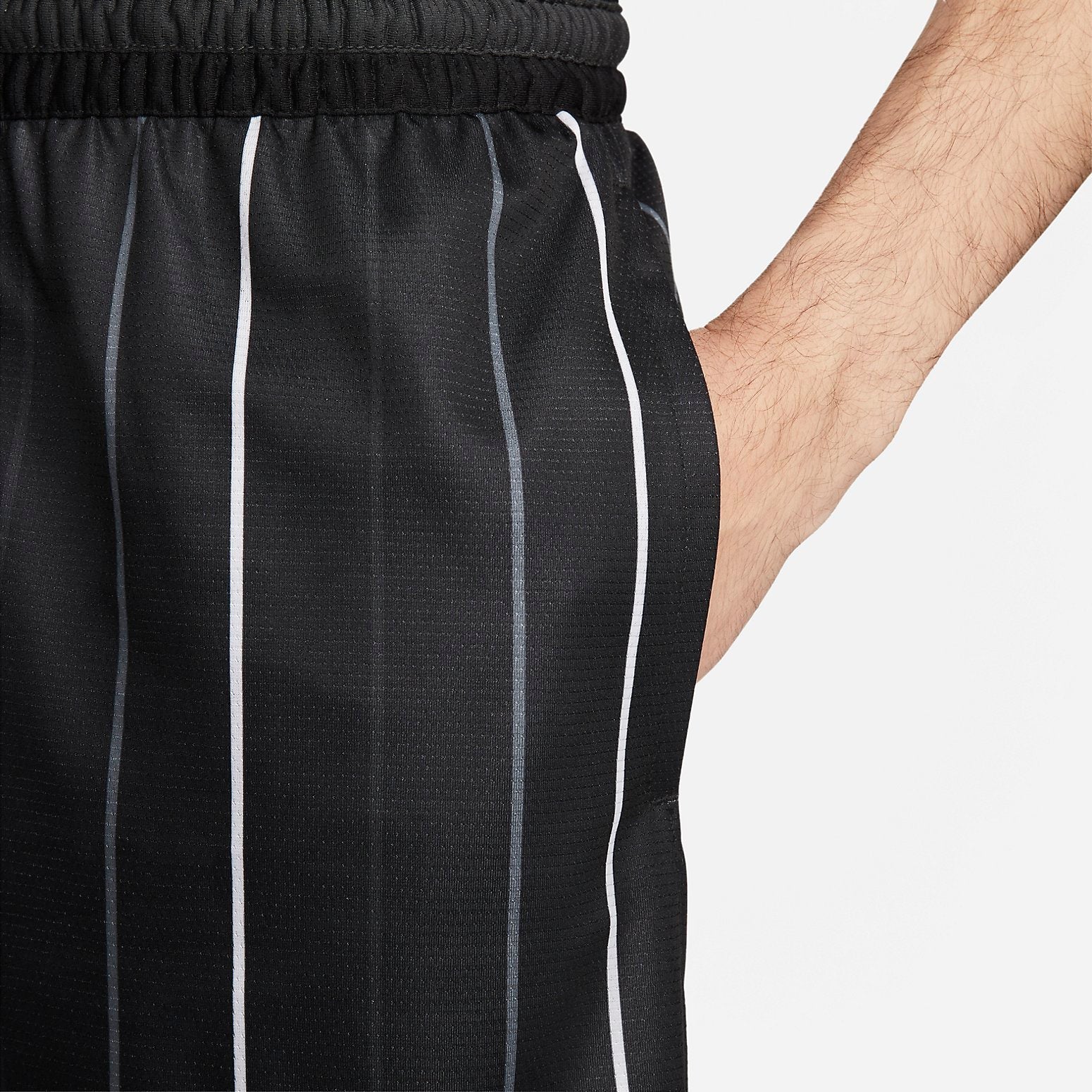 شورت Nike Dri-FIT DNA باللون الأسود DX0254-010