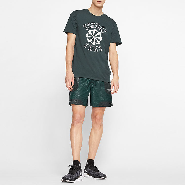 Image of شورت تدريب للجري بطبعة أبجدية شعار Nike x Gyakusou Crossover باللون الأخضر C