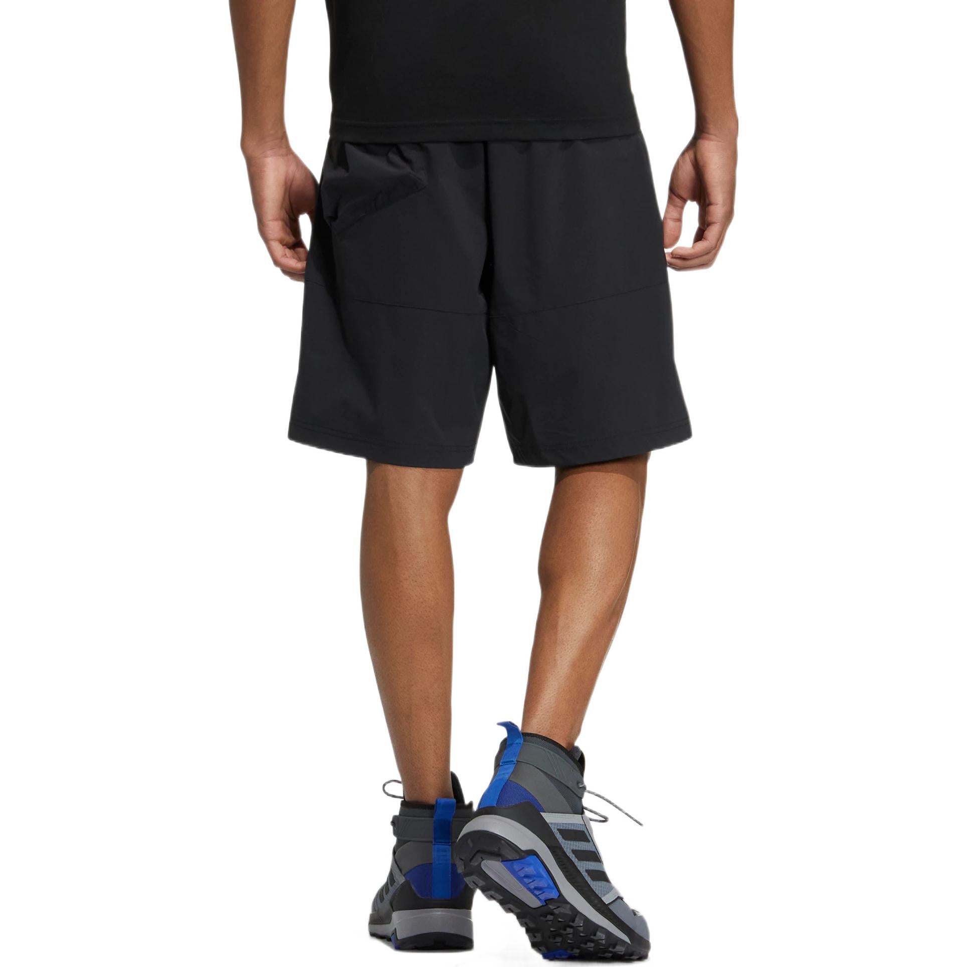Lockere Sportshorts für Herren von adidas in einfarbiger Ausführung Schwarz HI3034