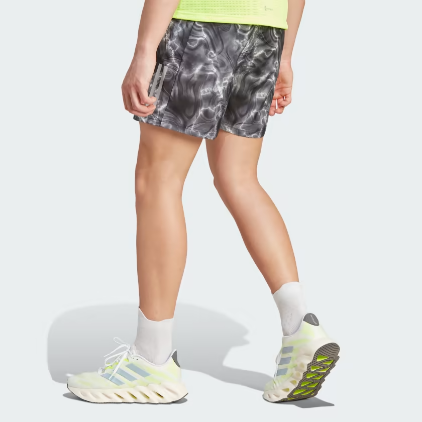 Image of adidas Own The Run Shorts mit Allover-Print 'Weiß Schwarz Grau Sechs' IB6395