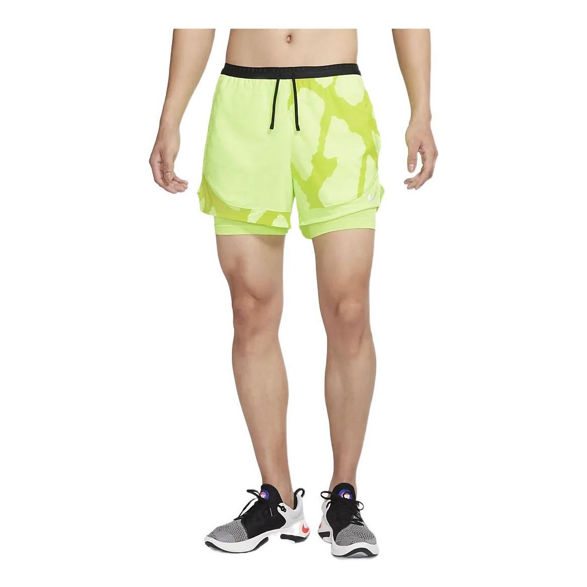 Image of شورت الجري 2 في 1 من Nike Dri-FIT Stride Run Division باللون الأخضر DQ4762-358