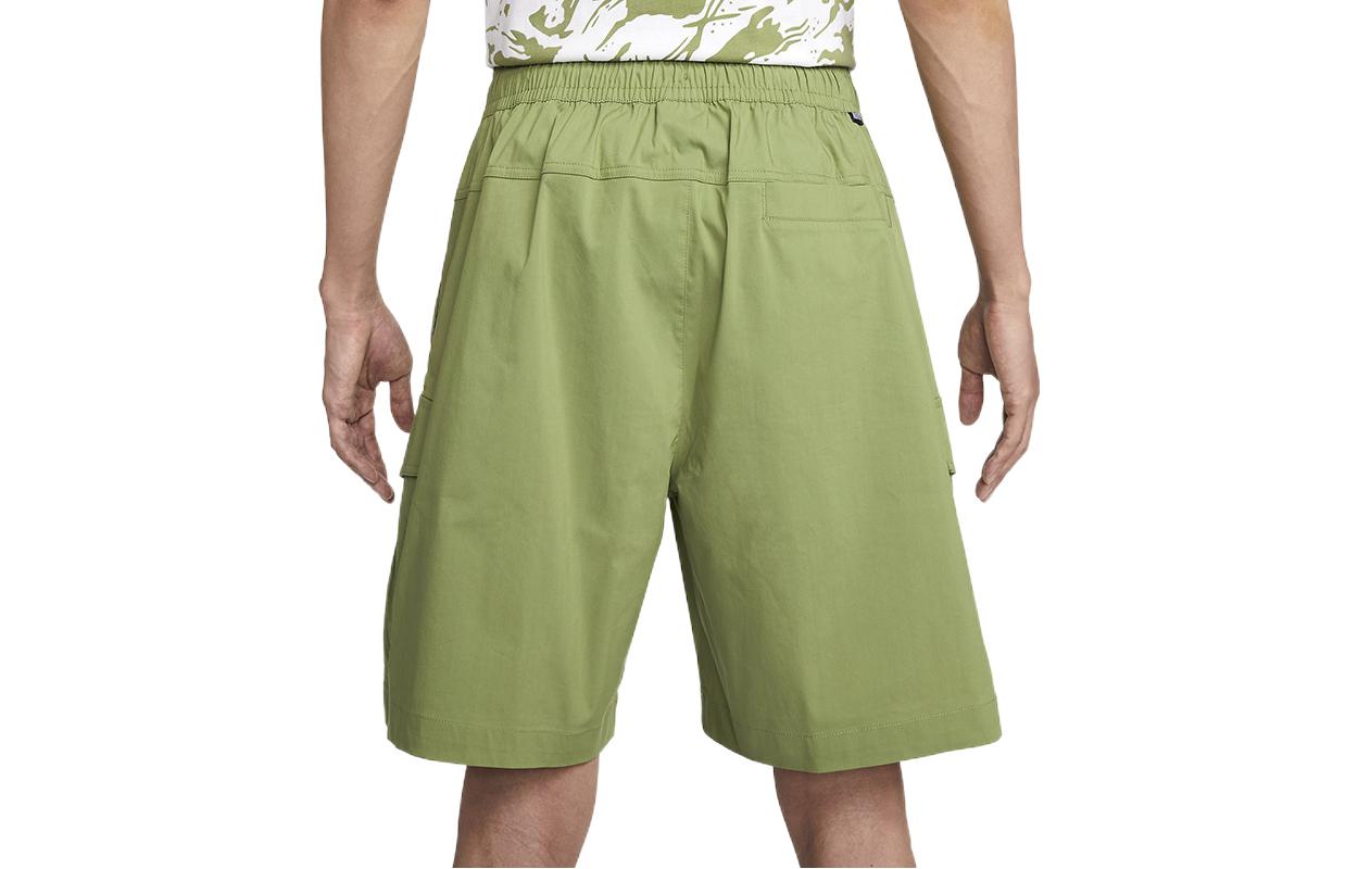 Image of Nike FW22 Einfarbige Cargo-Shorts mit Logostickerei Grün DM6834-334