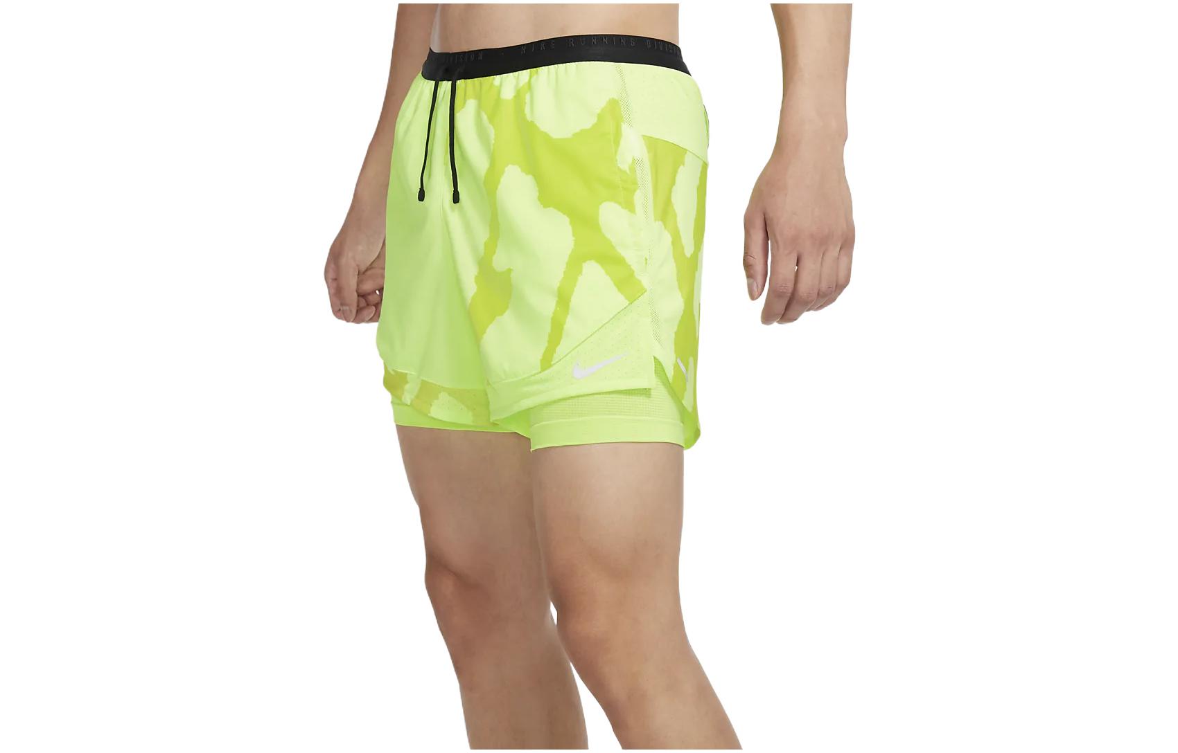 Image of شورت الجري 2 في 1 من Nike Dri-FIT Stride Run Division باللون الأخضر DQ4762-358