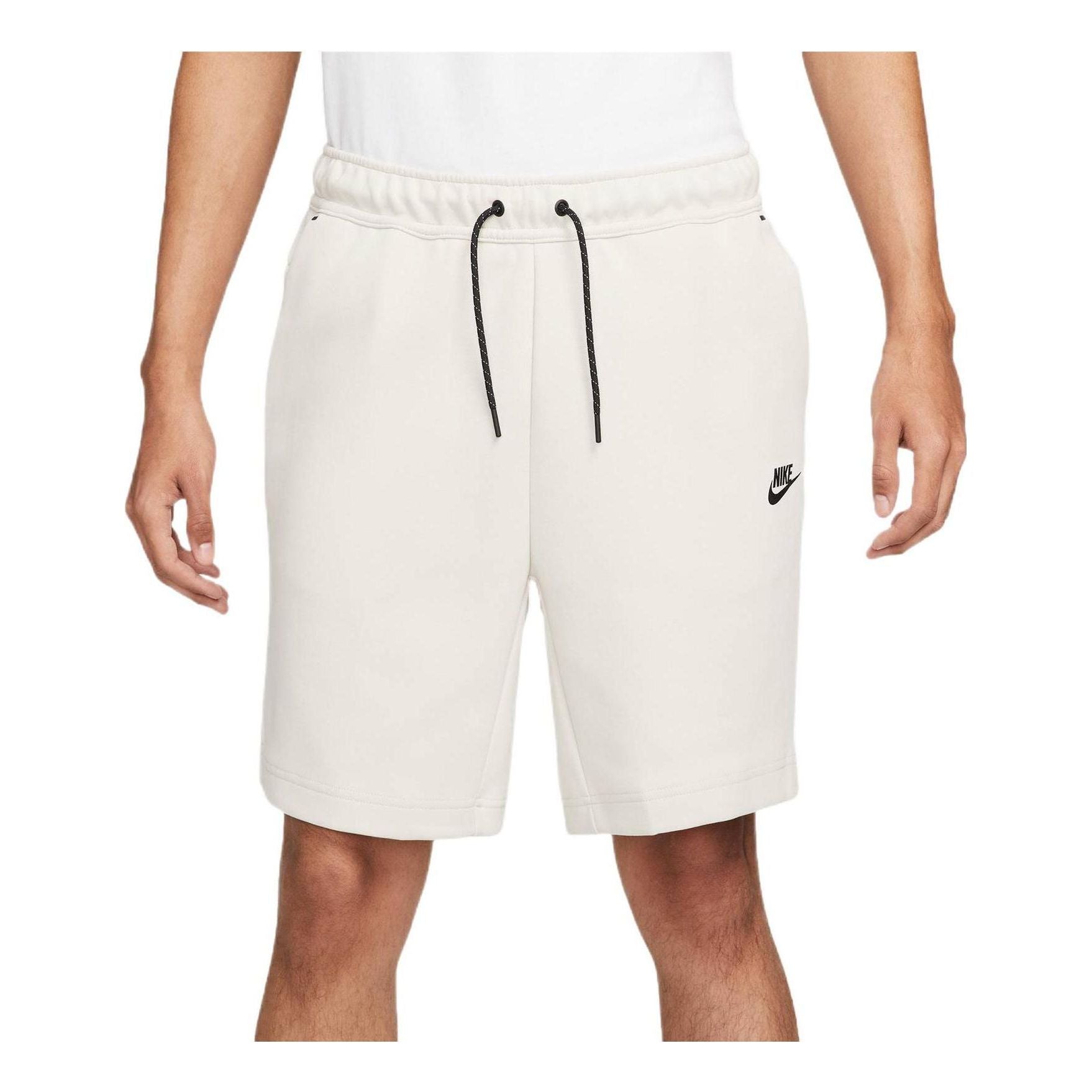 Image of شورت رياضي رجالي من Nike بلون سادة مع سحاب وشعار جانبي، أبيض DV0539-104